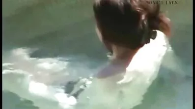 ក្មេងស្រី Insatiable rubs pussy របស់នាងនៅលើ dildo មួយ