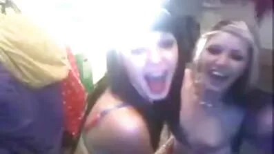 ម្រាមដៃ Buxom ប៍ន pussy ជំរុញទៅដែនកំណត់
