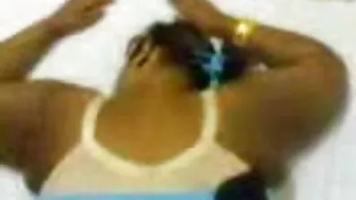 Blondes ងប់ងល់ទាំងពីរបានផ្តល់ឱ្យ blowjob មួយទៅបុរសម្នាក់ទំពែក