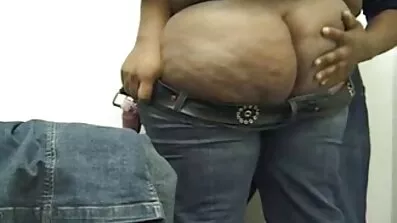 ចេញពីភាពចាំបាច់ fucked ដោយស្លុតពីរនាក់នៅក្នុងបន្ទប់គេងក្រុមគ្រួសារ