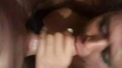ក្មេងស្រី licks សើម pussy និងនាំមកនូវមិត្តស្រីរបស់នាងដើម្បីឈានដល់ចំនុចកំពូល