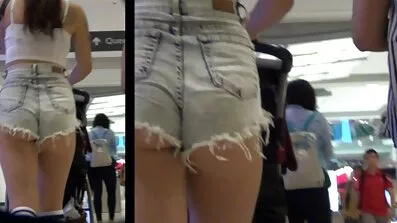 ស្បែកក្មេងស្រីម្នាក់ ragazza រឿងឆោតល្ងង់ fucked ដោយមាន់ពីរនៅក្នុងមុខតំណែងផ្សេងគ្នា