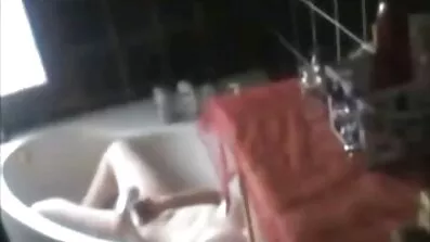 ស្ត្រីម្នាក់រំដោះ fucked ដោយការចម្លែកមួយនៅក្នុងក្លិបមួយ