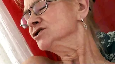 បុរស fucked មិត្តរួមបន្ទប់និងមិត្តរួមបន្ទប់ខ្លួននាងផ្ទាល់