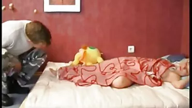 មាត់សត្វលា Telkina និង pussy ធំដែលបានគាំទ្រ