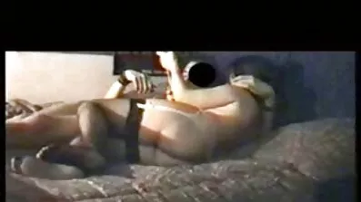នៅលើព្រិលសាឡុងចាប់សរសៃ fucks ក្មេងស្រីម្នាក់នៅក្នុង Pussy មួយ