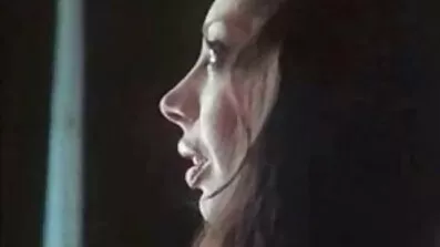 បុរសម្នាក់ fucking កីលាជាមួយតុក្កតាមួយប្រសិនបើអាគ្នេយ៍