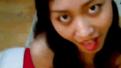 ស្បែកតុក្កតា bambola ត្រូវបាន fucked ដោយបុរសម្នាក់ tanned នៅលើ couch នេះ