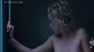 ស្លុតពីរ fucked នៅខាងមុខនៃដើមឈើណូអែល