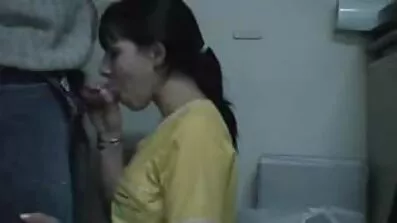 ការប្រើប្រាស់ក្មេងស្រី dildo fucked នៅខាងមុខនៃកាមេរ៉ា