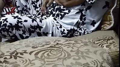Slender ត្នោតសក់ luvs towheaded coochie នៅលើ couch នេះ