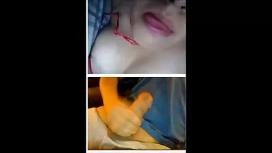 ក្មេងស្រី masturbates ខណៈពេលដែលបុរសម្នាក់នៅក្នុងការហែលទឹកជាយូរមកហើយ