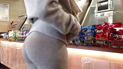 ឈរនៅប៍នដែលមានស្ទីលបែប Doggy fucked ដោយបុរសពីរនាក់