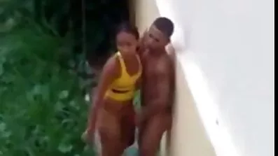 សមមិត្ត fucked ប្រពន្ធដែលស្រស់ស្អាតនៅលើវិលត្រឡប់មកវិញ
