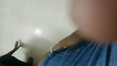 Fucks ស្ដ in ដារ chick នៅក្នុងពណ៌ផ្កាឈូកអាវទ្រនាប់