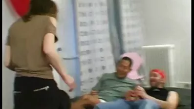 លេខាធិការបួននាក់ភ្នែក fucked ដោយថៅកែវ័យក្មេង
