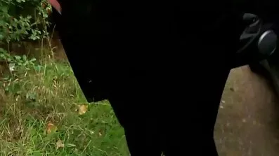 ក្នុង capterk,ស្ត្រីសំអាត fucks ក្មេងស្រីជាមួយម៉បនេះ