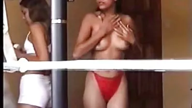 ស្ត្រីស្រឡាញ់ភេទដូចគ្នា tanned បានធ្វើឱ្យសេចក្ដីស្រឡាញ់នៅលើឥដ្ឋ
