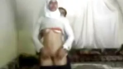អាគ្នេយ៍ bruna brunette ជាមួយរំញ័រនៅ pussy រីករាយជាមួយ
