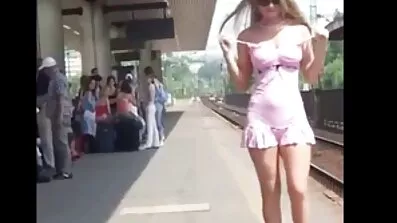 ក្មេងស្រី macho fondles នៅលើគ្រែដូចគ្នានិងទទួលបានសាកសពរបស់ពួកគេ