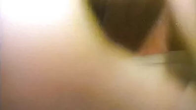 បុរសម្នាក់ fucks ស្រលាញ់ភេទដូចគ្នានៅក្នុង pussy licking
