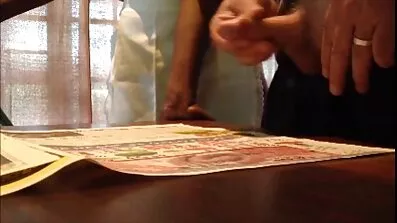Fucked ដោយសត្វមាន់ពីរនាក់នៅក្នុងរន្ធទ្វារមាសវ័យក្មេង