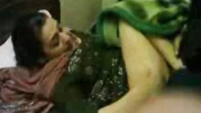 អ្នកលក់ខូច fucked នៅក្នុងជង្រុកដោយម្ចាស់ហាងនេះ
