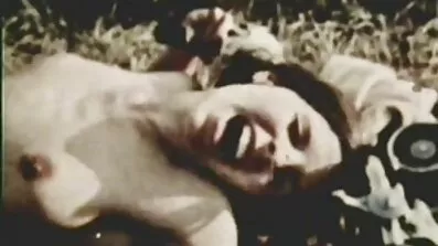 គួរឱ្យស្រលាញ់ redhead fucked ដោយបុរសម្នាក់ជាមួយនឹងកាមេរ៉ាមួយ