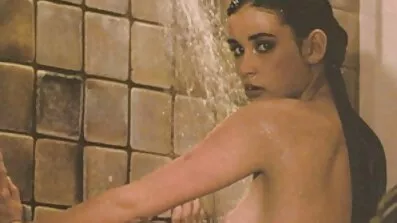 បូម brunette dude អង្កាញ់ fucking នៅមុខចង្ក្រាន