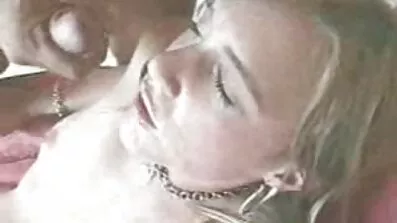 ស្ត្រីក្តៅពីរ fuck ជាមួយ dildo មួយ