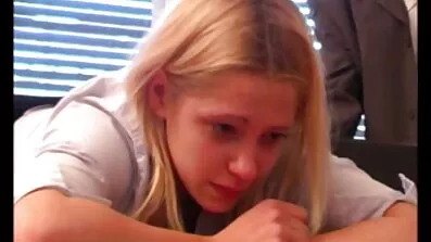 គណបក្ស Horny schoolgirl បានធ្វើឡើងនៅក្នុងកន្លែងស្នាក់នៅ
