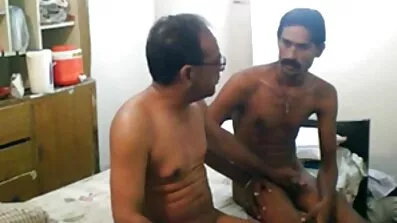 នាឡិកា cuckold និងការថើបមុខរបស់ប្រពន្ធស្លុតទទឹកជោកជាមួយនឹងគូស្នេហ៍ជាមួយ