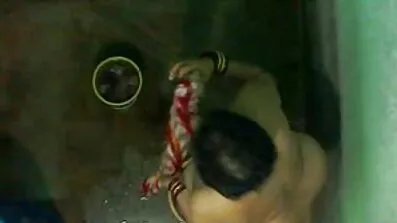 ក្មេងស្រីត្រង់ hahal fucked នៅក្នុង pussy នៅសូ
