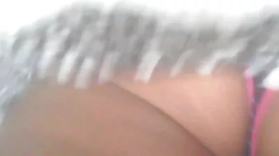 Brunette ញញឹមជ្រមុជទឹកមុខក្នុង pussy សម្រាប់ការសប្បាយ