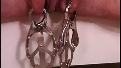 Chick ស្ដើង rubs pussy សើម