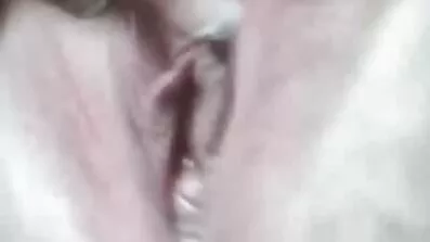 ស្ត្រីមេផ្ទះ Horny fucked ដោយមិត្តស្រីនិងមិត្តប្រុស