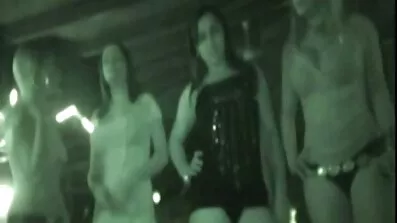 Camgirl ត្រូវការពេលរន្ធគូថនិង pussy ក្នុងពេលតែមួយ