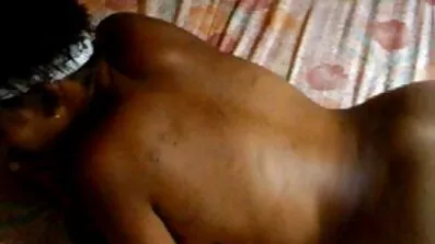 ឆែក fucked តាមរយៈជញ្ជាំងនៅក្នុងរន្ធរាក់ទាក់