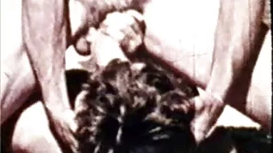ឆ្កេ Redhead fucked ការលំបាកនៅក្នុង pussy មានរោមដោយធំជល់