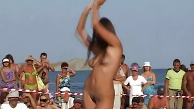ទន់ភ្លន់ caress pussy របស់ក្មេងស្រីស្រស់ស្អាតទាំងពីរនាក់នេះ