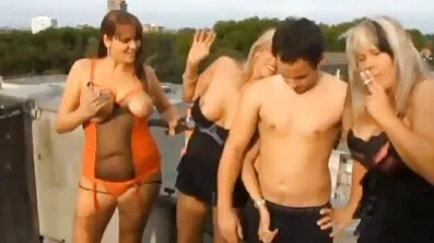 នៅលើ windowsill ធំ,ឆ្កេថើប tits និង pussies