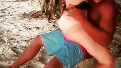 សត្វមាន់គួរឱ្យស្រលាញ់ fucked នៅក្នុងបន្ទប់ទឹក