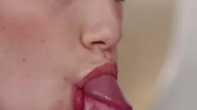 Redhead ជាមួយនឹងវ៉ែនតា masturbates ដេញថ្លៃរបស់នាង pussy