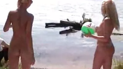 ងប់ងល់ចាស់ទុំ fucking នៅលើសាឡុងស្បែកទន់