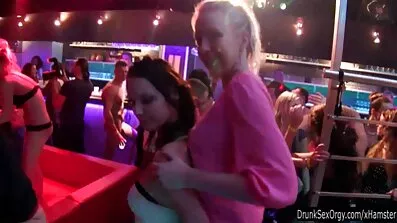 Fucked និង cumshot នៅលើមុខរបស់ស្ត្រីវ័យក្មេងម្នាក់ដែលស្រស់ស្អាត