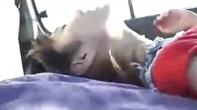 ក្មេងជំទង់ដែលមានរោម pussy លោភលន់ caresses pussy overgrown