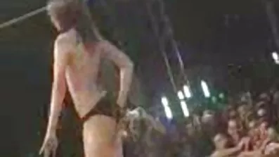 Brunette fucking នៅសម្ដែងជាមួយសុភាពបុរសដែលមានបទពិសោធមួយ