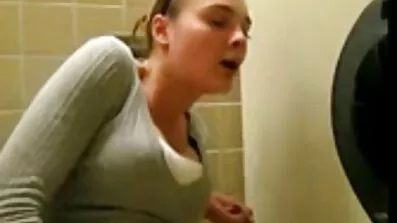 Tanned បូ fucks brunette នៅ pussy