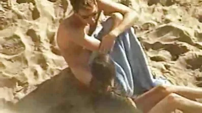 Fuck ស្ត្រីម្នាក់នៅលើ couch នៅក្នុងរន្ធទ្វារមាសរឹងមាំមួយ