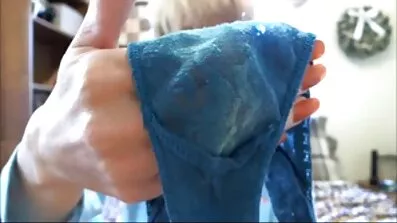 ស្គមស្គាំងកោរ pussy មានអារម្មណ៍រីករាយជាមួយនឹងការរួមភេទប្រដាប់ក្មេងលេងនិងមាន់